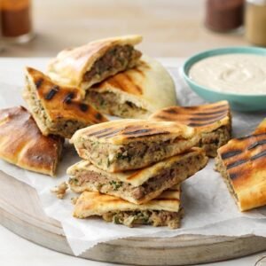 عرايس لبنانية مشوية محشوة باللحم المفروم مع صلصة الطحينة