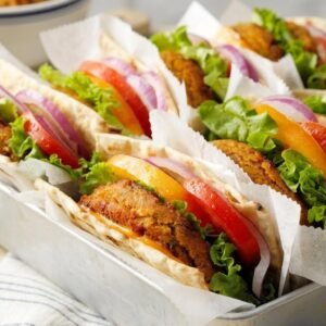 برجر العدس بالكمون محشو في خبز مسطح مع الخس والطماطم وصوص السريراتشا