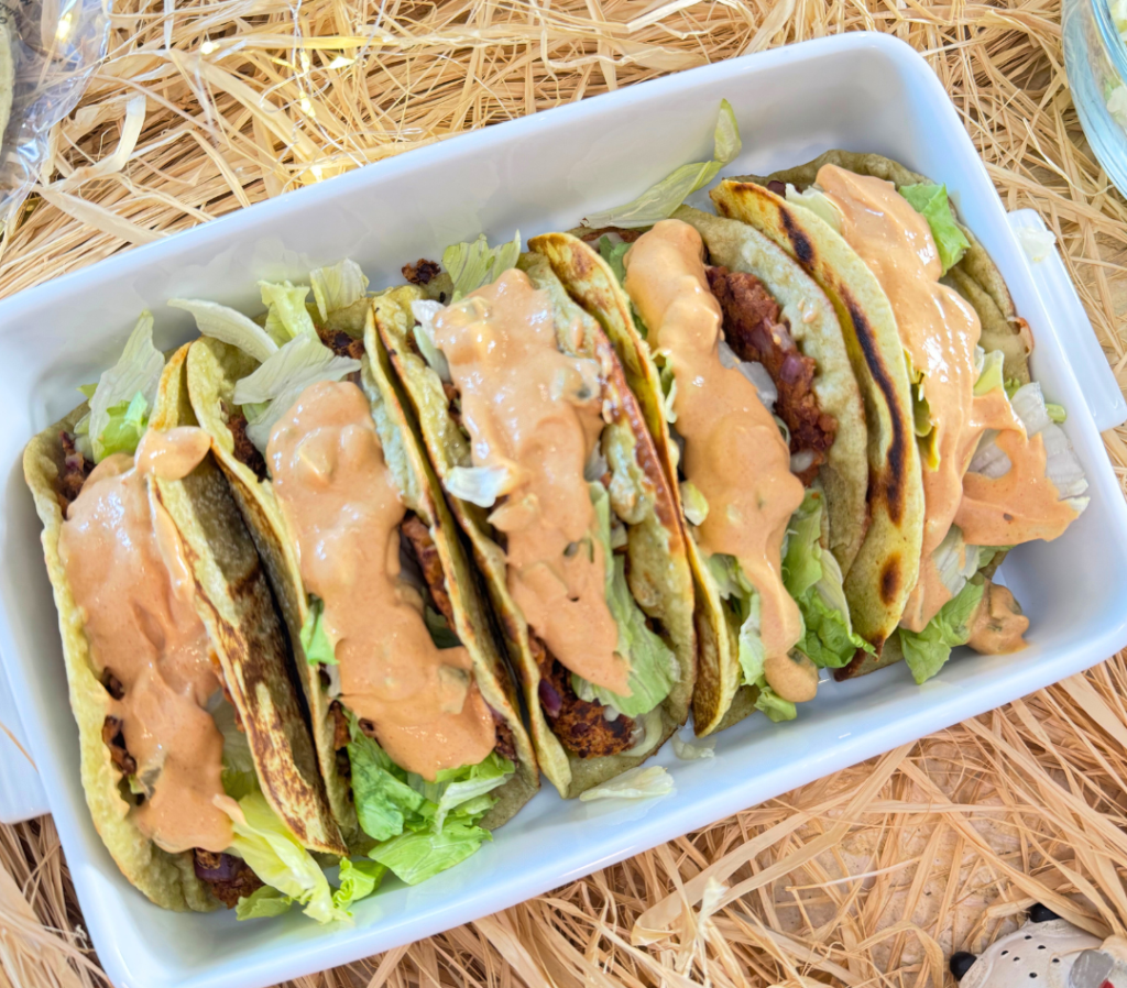 تاكو نباتية بالفاصولياء الحمراء والموزاريلا الذائبة مع صوص اللبن اليوناني