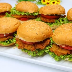 زينغر برغر دجاج مقرمش محمر اللون مع الخس والطماطم والصلصة الحارة داخل رغيف محمص