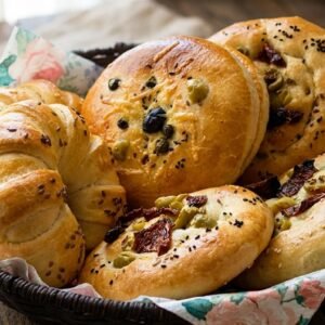 خبز الزيتون بالسميد والكركم مخبوز ذهبي اللون على صينية